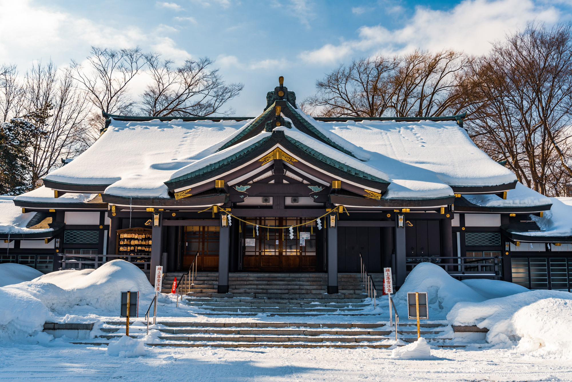 Shintō-Shrine covered with snow